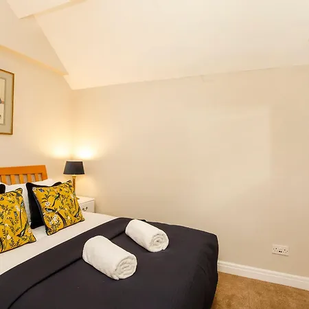 Monk Bar Garden Hideaway يورك