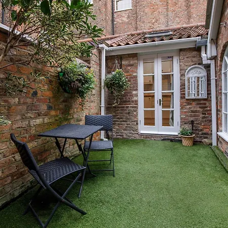 بيت للعطل Monk Bar Garden Hideaway