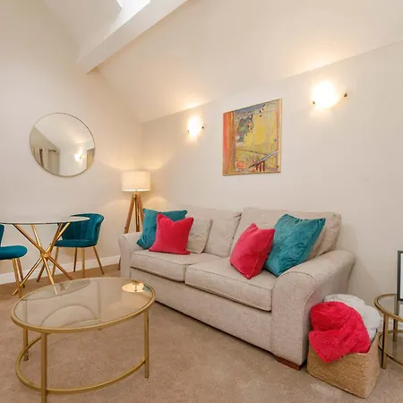 بيت للعطل Monk Bar Garden Hideaway