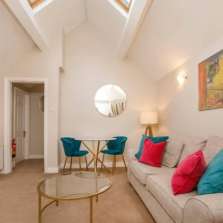 Monk Bar Garden Hideaway يورك