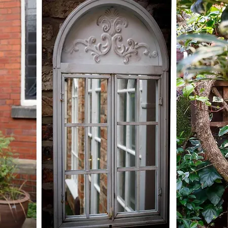 Monk Bar Garden Hideaway *