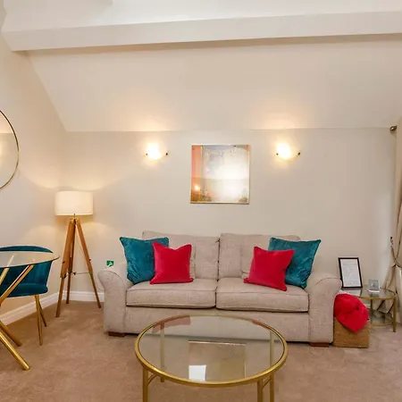 Monk Bar Garden Hideaway *